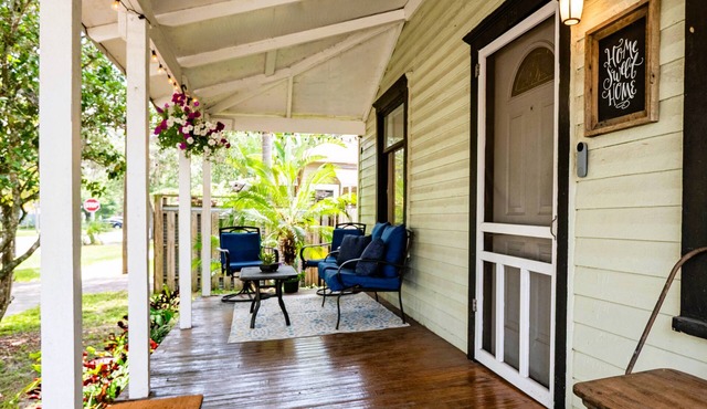 Historic Hotspot Walk to Downtown Fun Luxury Beds