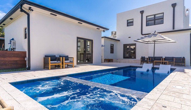 Historic house, heart of Miami. Heated pool & jacuzzi. Walk to Marlins Park