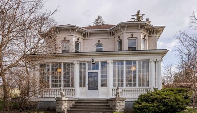 Historic house in Cambridge, just a 5 minute walk down the hill to Old Galt.