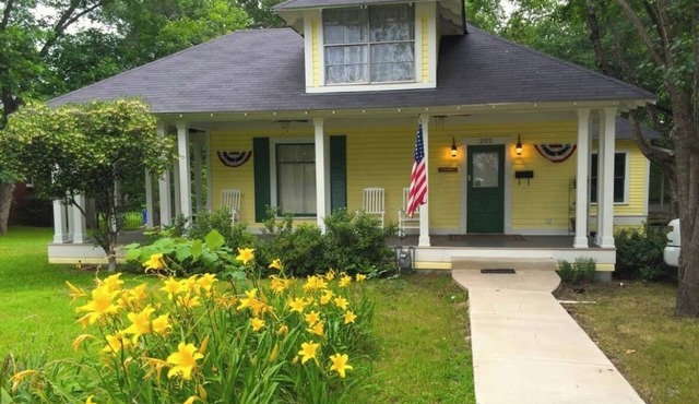 Historic House, modern amenities and large front porch, short walk downtown