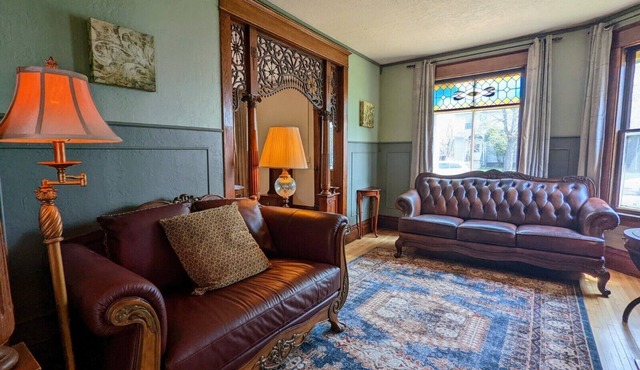 Historic House | Sleeps 9 | 8 Minutes from Duluth