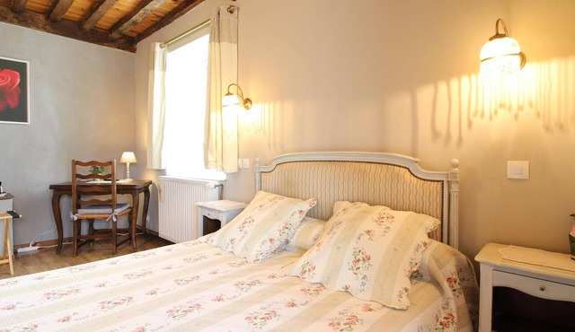 Historic house with guest rooms and enclosed park in Choye