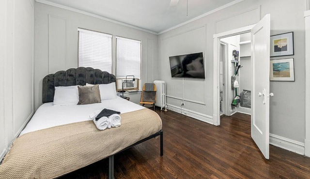 Historic HP Studio with Fast Transit to UChicago & DT by Zen Rentals