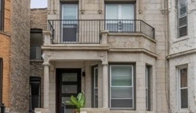 Historic Hyde Park Gray Stone Upper Unit
