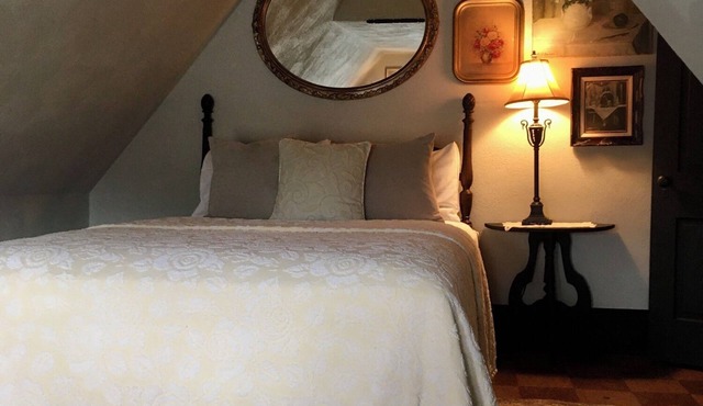 Historic Inn located 2 miles from New River Gorge National Park