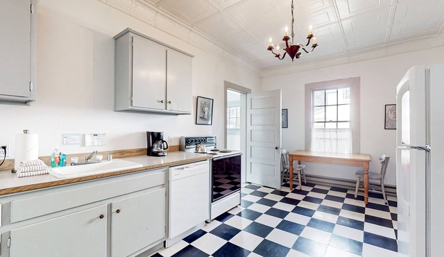 Historic inn with 10 cottages & Puget Sound views - ideal for group gatherings