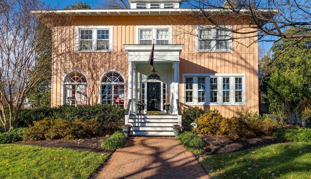 Historic Italianate Villa and Gardens in Northside/Ginter Park - Pet Friendly