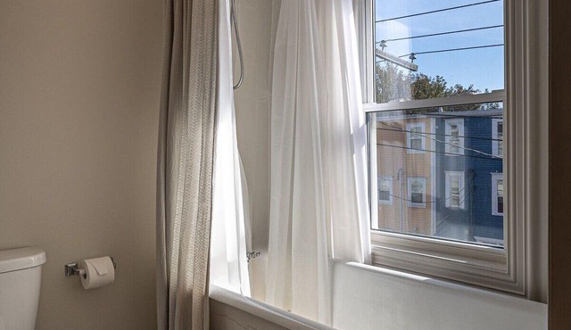 Historic Jelly Bean Row House Walk to Signal Hill