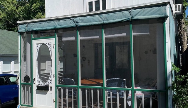 Historic Lakeside cottage close to downtown.