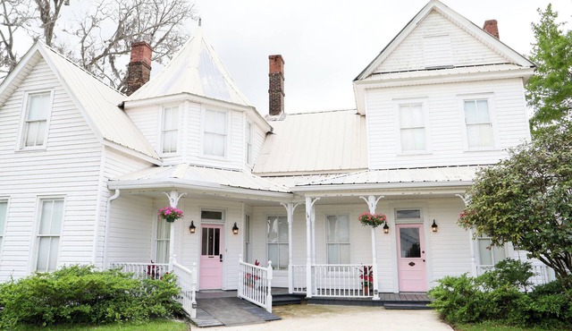 Historic Lake House on Lake Jackson Water Views