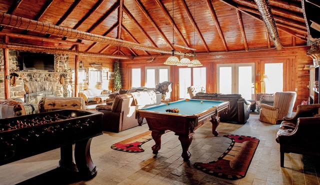 Historic lakefront lodge with full bar, sauna, private boat ramp