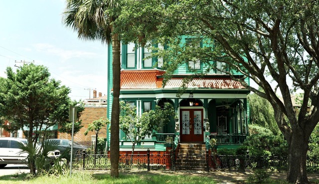 Historic landmark 4-bed 4 bath house in marvelous Savannah with free parking!