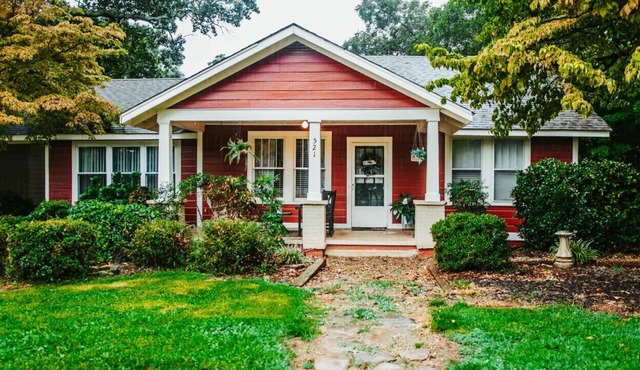 Historic Landrum Cottage: Minutes to Downtown