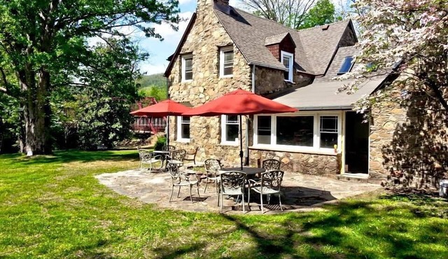 Historic large waterfront home right in downtown Hot Springs