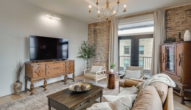 Historic Lawrenceburg Loft: Balcony + Square Views