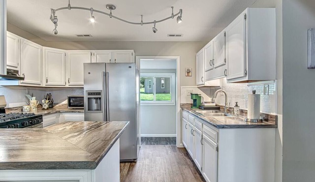 Historic Lebanon - 2 bed, 2 bath house. Wi-fi, AC, kitchen, laundry