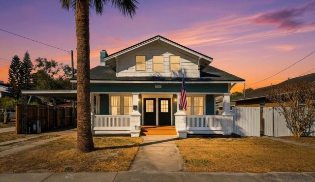 Historic Lemon Porch: Walk to Lake Mirror & Downtown