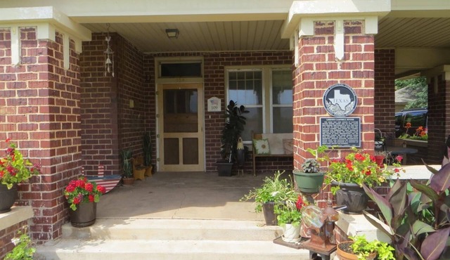 Historic Lisenby-Campbell House; Spacious, Historic & Tastefully Updated.
