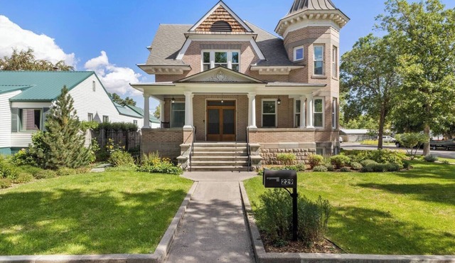 Historic Livingston Castle: Victorian Retreat with Modern Comforts