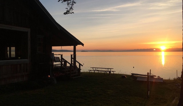 Historic lodge, new wing, ocean-front, private beach, kayaks, hot tub, and more!