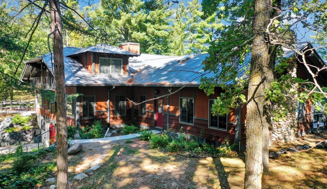 Historic Lodge on 48 Acres. 14 Beds, 4 bathrooms, accessible rooms throughout