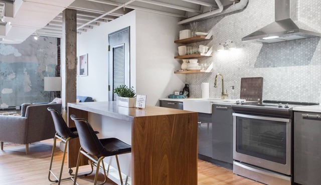 Historic Loft Apartment only 2 blocks from Broadway! (Loft 301)