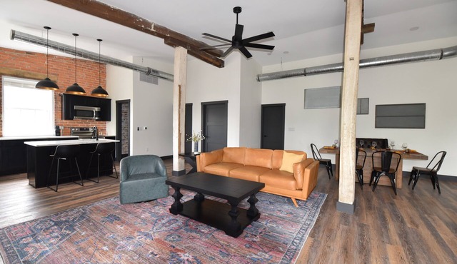 Historic Loft Apartment 1-Bed, 1 and 1/2 bath with WiFi, AC in lovely Tipp City