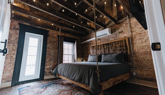Historic Loft Stay in Downtown Cave City