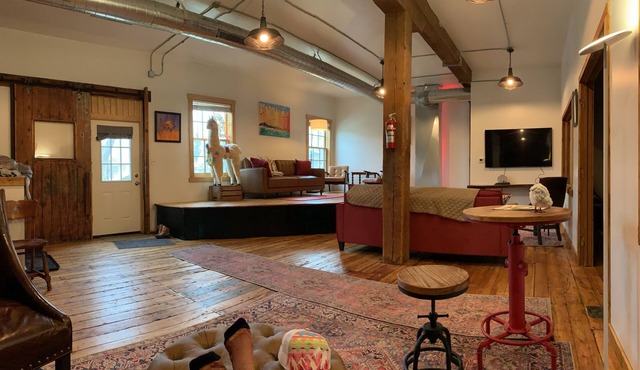 Historic Loft, Steps to Downtown