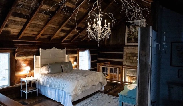 Historic Log Cabin, Dreamy Loft Suite, Stone Frpl.
