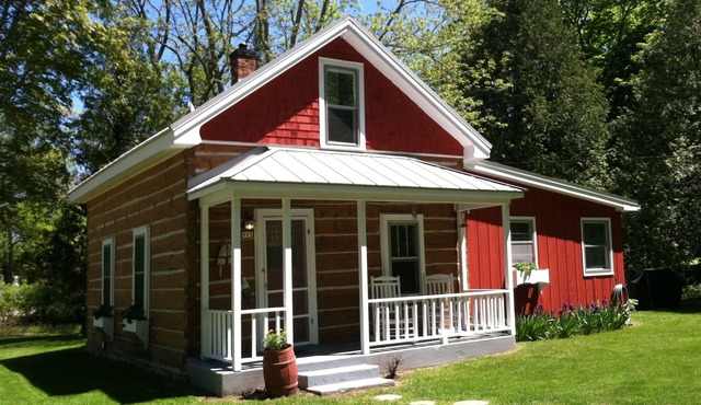 Historic Log Cabin by the Bay (Lake Views)