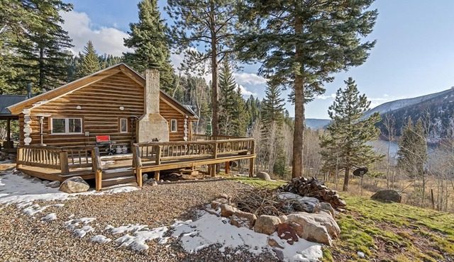 Historic Log Cabin, Incredible Lake Views, Pet Friendly!