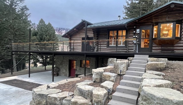 Historic log home, 3 minutes from the Bridger bowl slopes.