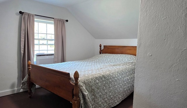 Historic Log Home in Beautiful Cowley