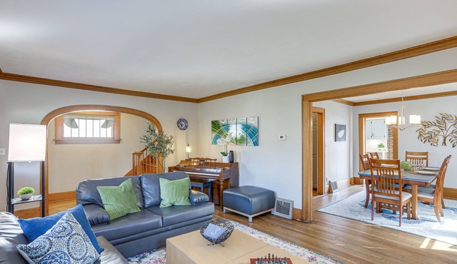 Historic Lorain Home: Walk to Lake Erie!