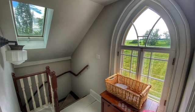 Historic Loyalist Lakehouse Quiet Waterfront Escape 3.5 Acres & 300’ Shore!