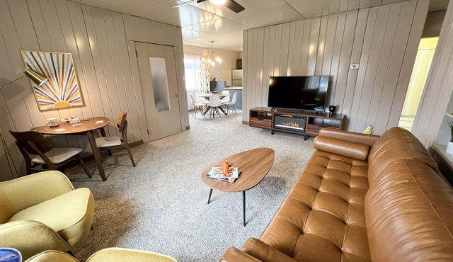 Historic Lustron home near the RRVT, 72 m paved bike trail