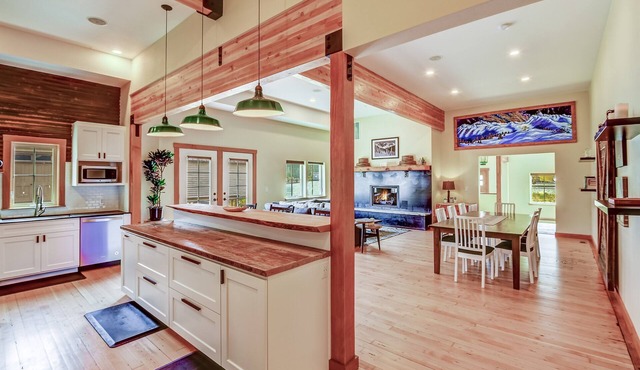 Historic luxe lodge in heart of Cascades