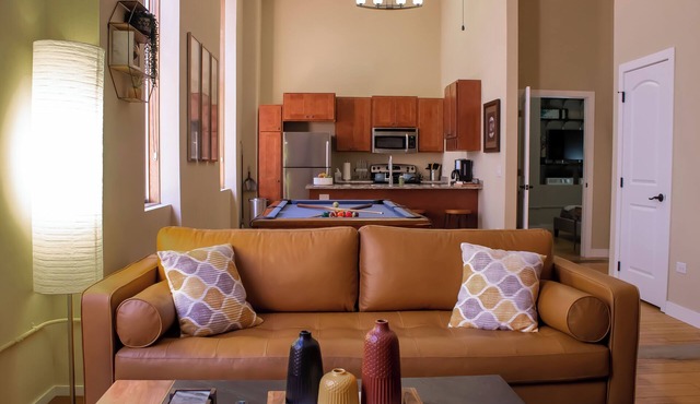Historic Luxury 2-Bedroom wz Loft &FREE Parking