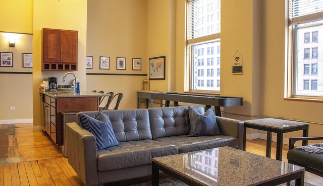 Historic Luxury 2-Bedroom, King bed,FREE Parking 4th floor