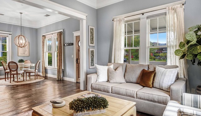 Historic Luxury Bungalow 3 Blocks to Sonoma Plaza, Hot Tub & Bikes!