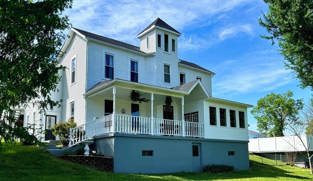 Historic Luxury Estate, Pool/Hot Tub, Holiday Retreat 45 min. to Louisville