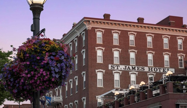 Historic, Luxury Red Wing Hotel -Deluxe Double Room w/2 Full Beds-Bathrobes-Wifi