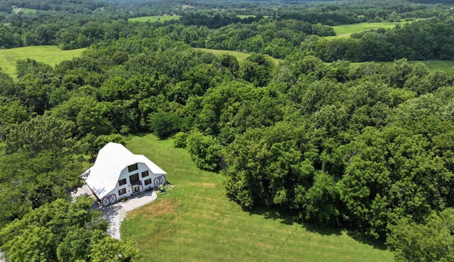 Historic luxury refurbished barn - Hiking trails & Shawnee Hills Wine Trail