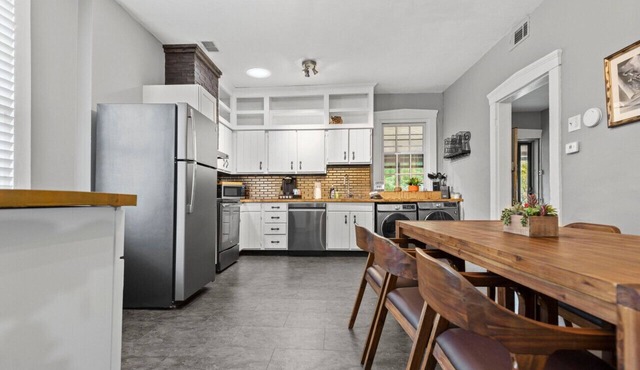 Historic Main St. Customs House Upstairs Apartment