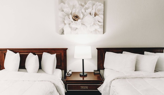 Historic Main Street Stay – Hotel Room with 2 Doubles & Private Bath