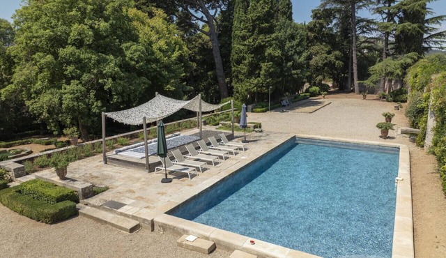 Historic manor with pool, vineyards & French gardens