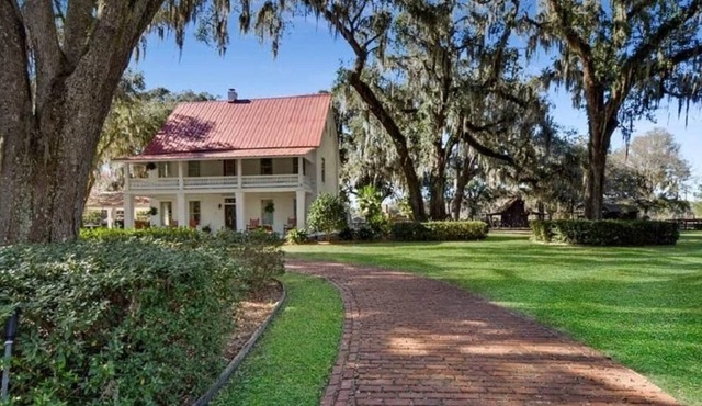 Historic Manor Nestled Among the Live Oaks