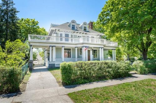 Historic Manor with 8 BDRMS 9 BATHS & 3 Kitchens