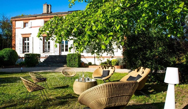 Historic manor with private park & pool, 15 min from Toulouse